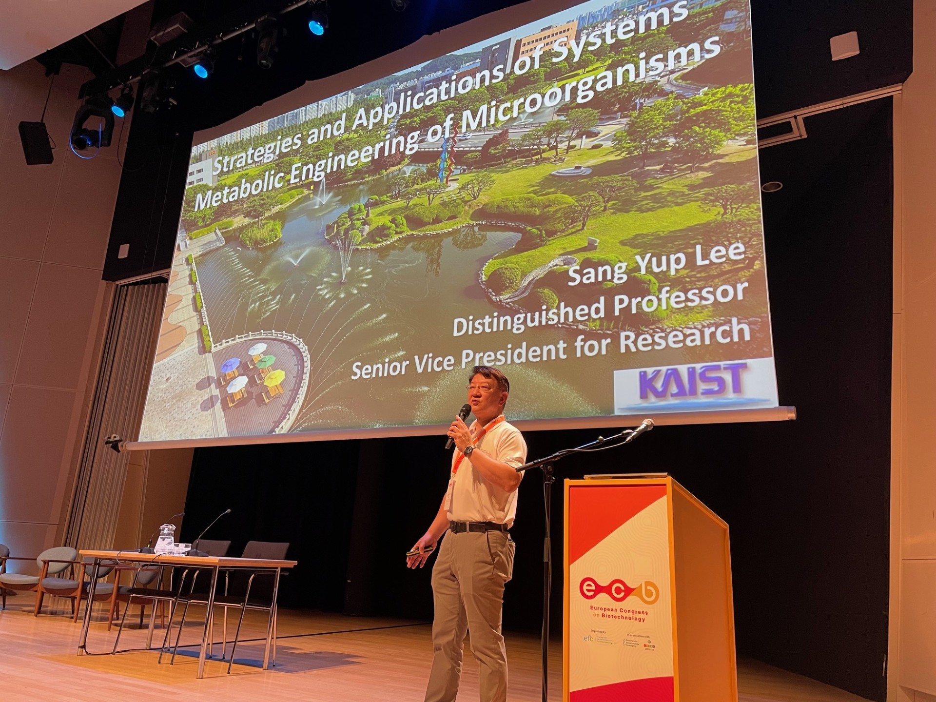 Sang Yup Lee presenting metabolic engineering talk at European Congress on Biotechnology with large projection screen